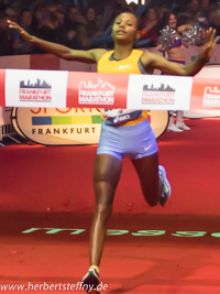 Gulume Tollesa Chala gewinnt den Frankfurt Marathon