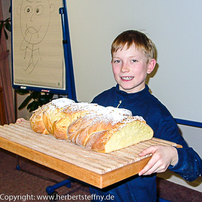 Benedikt Doll Hobbykoch mit 10 Jahren mit Hefezopf