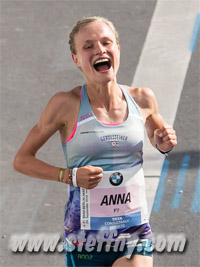 Anna Hahner im Ziel Berlin Marathon 2014
