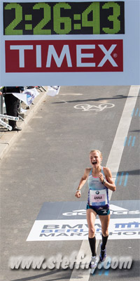Anna Hahner mit neuer Bestzeit im Ziel Berlin Marathon 2014