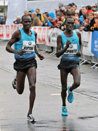 Vincent Kipruto und Mark Kiptoo beim Km 39