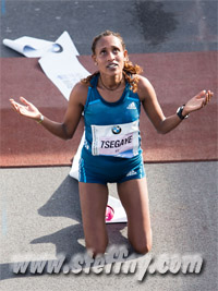 Tirfi Tsegaye dankt dem Himmel für den Sieg. Viele Äthiopier bekreuzigen sich nach dem Zieleinlauf
