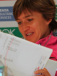 Irina Mikitenko in Berlin beim Studium der Ergebnisliste