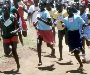 Kenianische Barfussläuferinnen der Singore High School bei Iten in den Nandihills beim Schulcrosslauf
