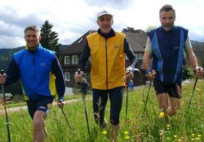 In unseren Seminaren lernen auch Männer Nordic Walking mit Spass