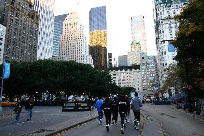 ...joggen im Central Park nahe den Wolkenkratzern