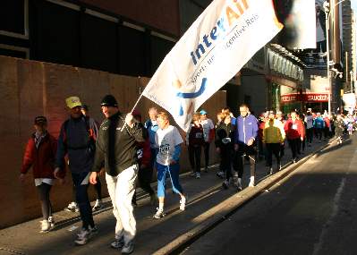 ...samstags morgens mit Kampfbanner auf dem Weg zum internationalen Frhstckslauf