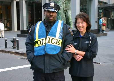 ...natrlich werden die New Yorker Polizisten von unserem Team gut bewacht!