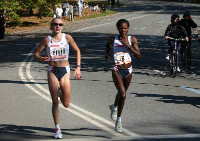 Der New York Marathon - Die Erste und Zweite, Paula Radcliffe und Susan Chepkemei - Brust an Brust bei 40km