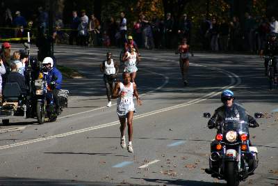 New York Marathon - Sieger Hendrik Ramaala lst sich von der Konkurrenz