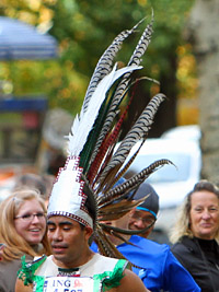 New York Marathon 2013 mit Federschmuck