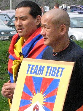 Free Tibet Proteste beim Hamburg Marathon - Foto Copyright: www.herbertsteffny.de